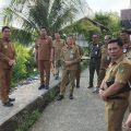 Bupati Barito Utara, H. Shalahuddin, didampingi Wakil Bupati Felix Soenadi Y. Tingan dan sejumlah kepala perangkat daerah, secara langsung meninjau lokasi rencana penataan kawasan kumuh dan pelebaran jalan di Kelurahan Lanjas dan Melayu, Rabu (18/11/2025). (FOTO: DiskominfosandiBarut)