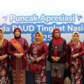 Bunda Pendidikan Anak Usia Dini (PAUD) Kabupaten Barito Utara, Hj. Maya Savitri Shalahuddin, turut menghadiri puncak Apresiasi Bunda PAUD Tingkat Nasional Tahun 2025 yang digelar Kementerian Pendidikan Dasar dan Menengah (Kemendikdasmen). (DiskominfosandiBarut)