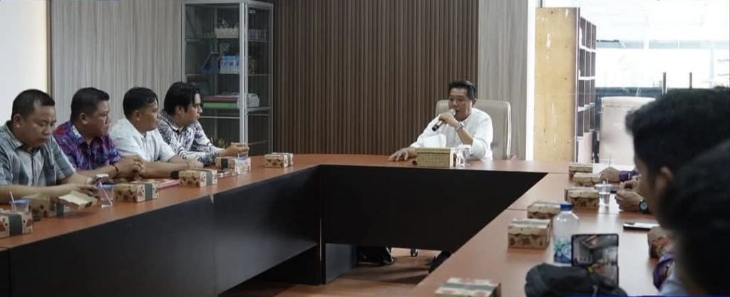 FOTO: Wakil Bupati Barito Utara Felix Sonadie Y Tingan terima para perangkat di Barito Utara yang membawa aspirasi tentang NIPD dan tunjangan perangkat desa, Sabtu 1 November 2025. (FOTO: Diskominfosandi)