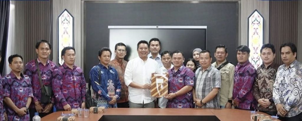 FOTO: Wakil Bupati Barito Utara terima para perangkat di Barito Utara yang membawa aspirasi tentang NIPD dan tunjangan perangkat desa, Sabtu 1 November 2025. (FOTO: Diskominfosandi)