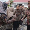 Bupati Barito Utara, Shalahuddin saat menyalami para pegawai di Inspektorat usai apel pagi, Kamis 15 Januari 2025. (FOTO: Diskominfosandi for Baritoinfo)