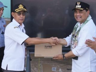 Sekolah di Benangin Sambut Era Digital: Shalahuddin-Felix Serahkan Smart Board TV dan Starlink