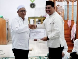 Bupati Barito Utara Serahkan Hibah 1 Miliar untuk Masjid Al Munawarah