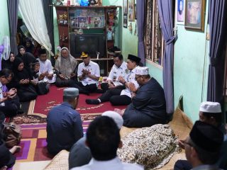 Bupati Shalahuddin Melayat ke Rumah Duka Seorang ASN Bapperida yang Meninggal Dunia