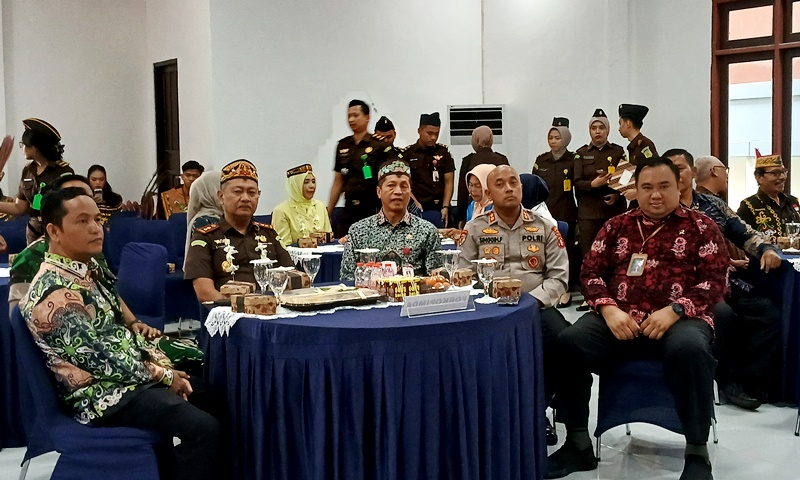 Sekretaris Daerah Kabupaten Barito Utara, Drs Muhlis, saat menghadiri acara ramah tamah dengan Kepala Kejaksaan Negeri (Kajari) Barito Utara yang baru, R Firmansyah, di Aula Kejaksaan Negeri setempat, Jumat (8/5/2026) pagi.