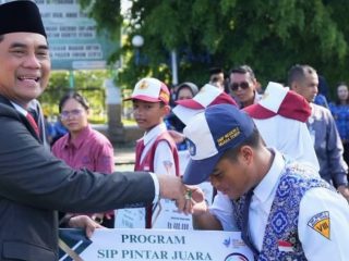 Hardiknas 2026: Bupati Barito Utara Salurkan SIP Pintar Juara untuk Pelajar Berprestasi