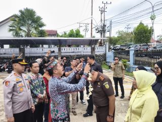 Kajari Barut yang Baru R Firmansyah Diterima Secara Adat di Barito Utara