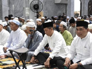 Ribuan Jamaah Penuhi Masjid Jami, Bupati Barito Utara Ajak Perkuat Kepedulian di Hari Raya Kurban