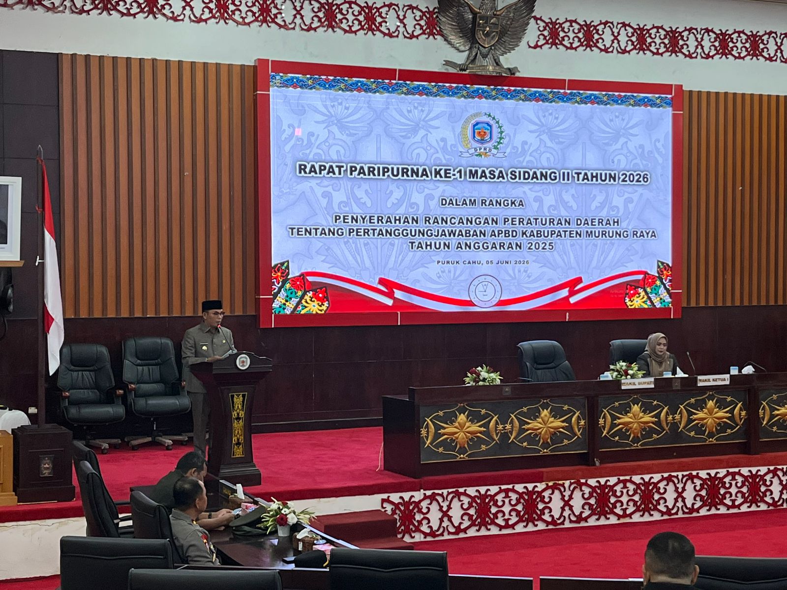 FOTO - Wakil Bupati Murung Raya Rahmanto Muhidin saat menyampaikan pembahasan Raperda tentang Pertanggungjawaban Pelaksanaan APBD Kabupaten Murung Raya Tahun Anggaran 2025.