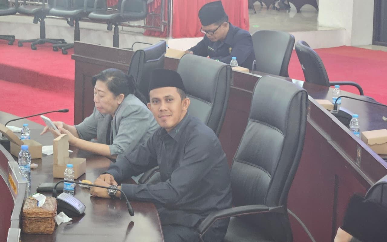 FOTO - Fitriadi saat membacakan pandangan umum Fraksi PKS.