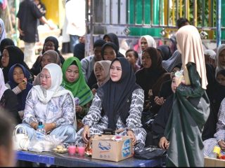 FOTO - Dina Maulidah saat menghadiri Peringatan Tahun Baru Islam 1 Muharram 1448 Hijriah.