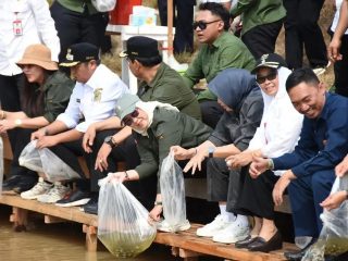 Bupati Shalahuddin Tebarkan Benih Ikan di DAM Trinsing, Teweh Selatan