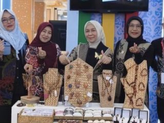 Ketua Dekranasda Barito Utara Hadiri Coaching Clinic dan Pameran Kriya Etnik HUT ke-46 Dekranas di Makassar