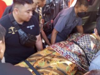 Air Mata dan Isak Tangis Sambut Kedatangan Jenazah Polisi Gugur di RS Bhayangkara Polda Kalteng