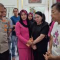 Kapolres Katingan AKBP Dodik Hartono didampingi Ketua Bhayangkari Cabang Katingan, Sari Dodik Hartono, bersama Karo SDM Polda Kalteng Kombes Pol Leo Surya Nugraha Simatupang beserta Ketua Seksi Organisasi PD Bhayangkari Kalteng, Endah Leo, melayat ke rumah duka. (Humas Polres Katingan)