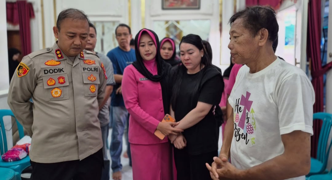 Kapolres Katingan AKBP Dodik Hartono didampingi Ketua Bhayangkari Cabang Katingan, Sari Dodik Hartono, bersama Karo SDM Polda Kalteng Kombes Pol Leo Surya Nugraha Simatupang beserta Ketua Seksi Organisasi PD Bhayangkari Kalteng, Endah Leo, melayat ke rumah duka. (Humas Polres Katingan)