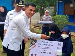 Jiham Nur Dampingi Bupati Tinjau Pelayanan Publik hingga Serahkan Bantuan SIP Pintar di Teweh Timur