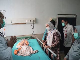 Ketua TP PKK Barito Utara Jenguk Pasien Stunting Asal Mampuak, Langsung Gelar Rakor Lintas Sektor