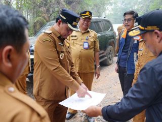 Bukan Sekadar Panen, Bupati Barito Utara Tinjau Infrastruktur Jalan Datan-Benangin