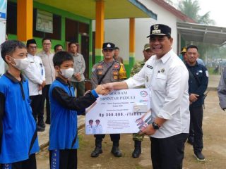 Jamin Masa Depan Generasi Penerus, Pemkab Barito Utara Salurkan Bantuan SIP Pintar di Montallat