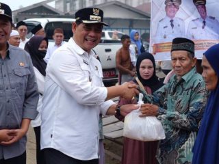 Safari Jumat di Montallat II, Bupati Barito Utara Hadirkan Pasar Murah 300 Paket Sembako